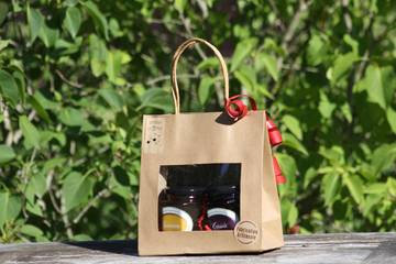 Des pots emballés dans un sac.