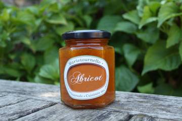 Un pot de confiture à l'Abricot