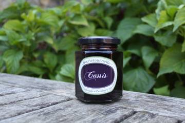 Un pot de confiture de Cassis